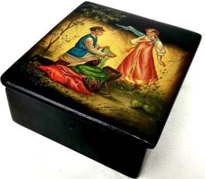 Russian Black Lacquer Child's Jewelry Box "The Peddlers" Signed N.M. Ivanova Dated 1985